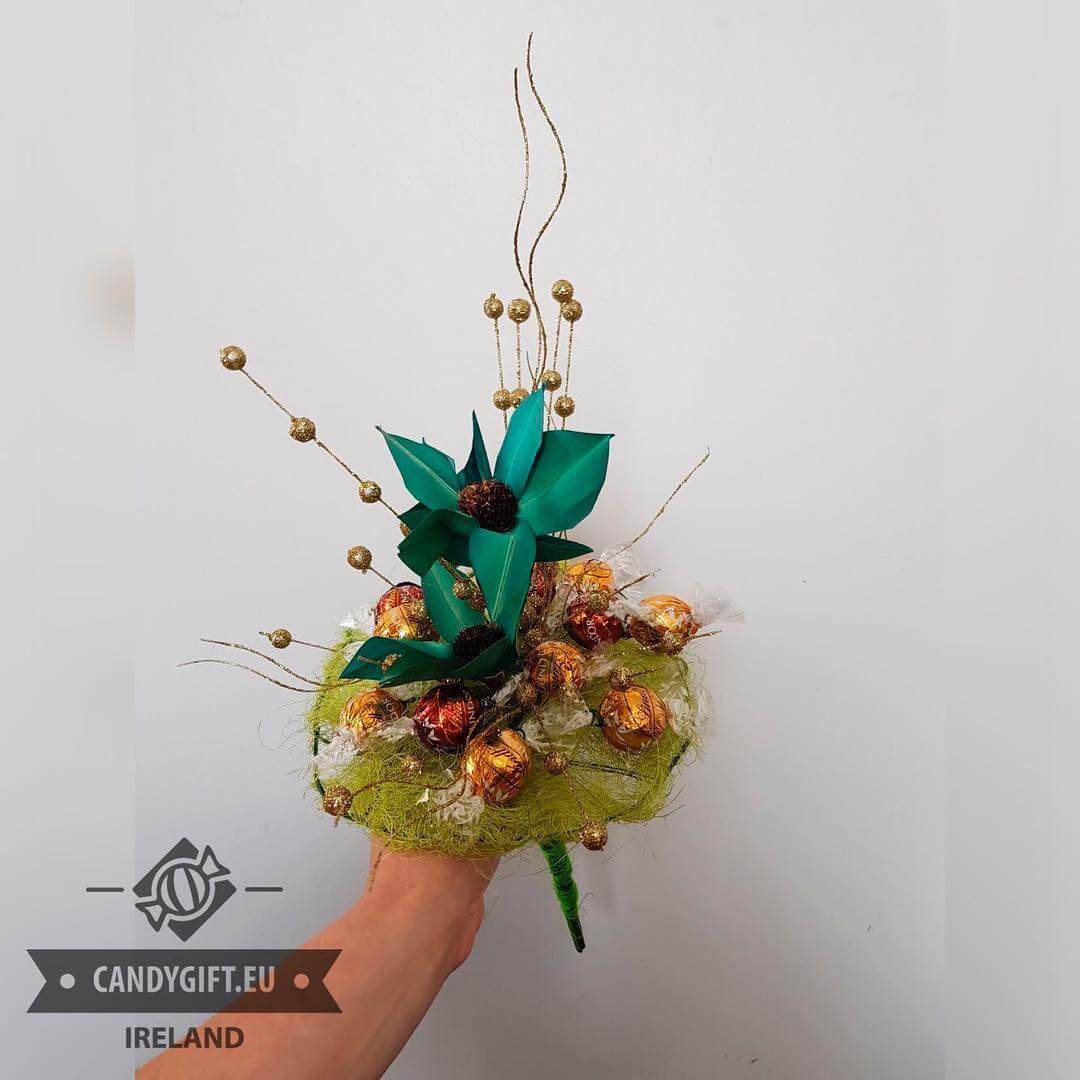 bouquet with artificial green leafes and Lindor candy